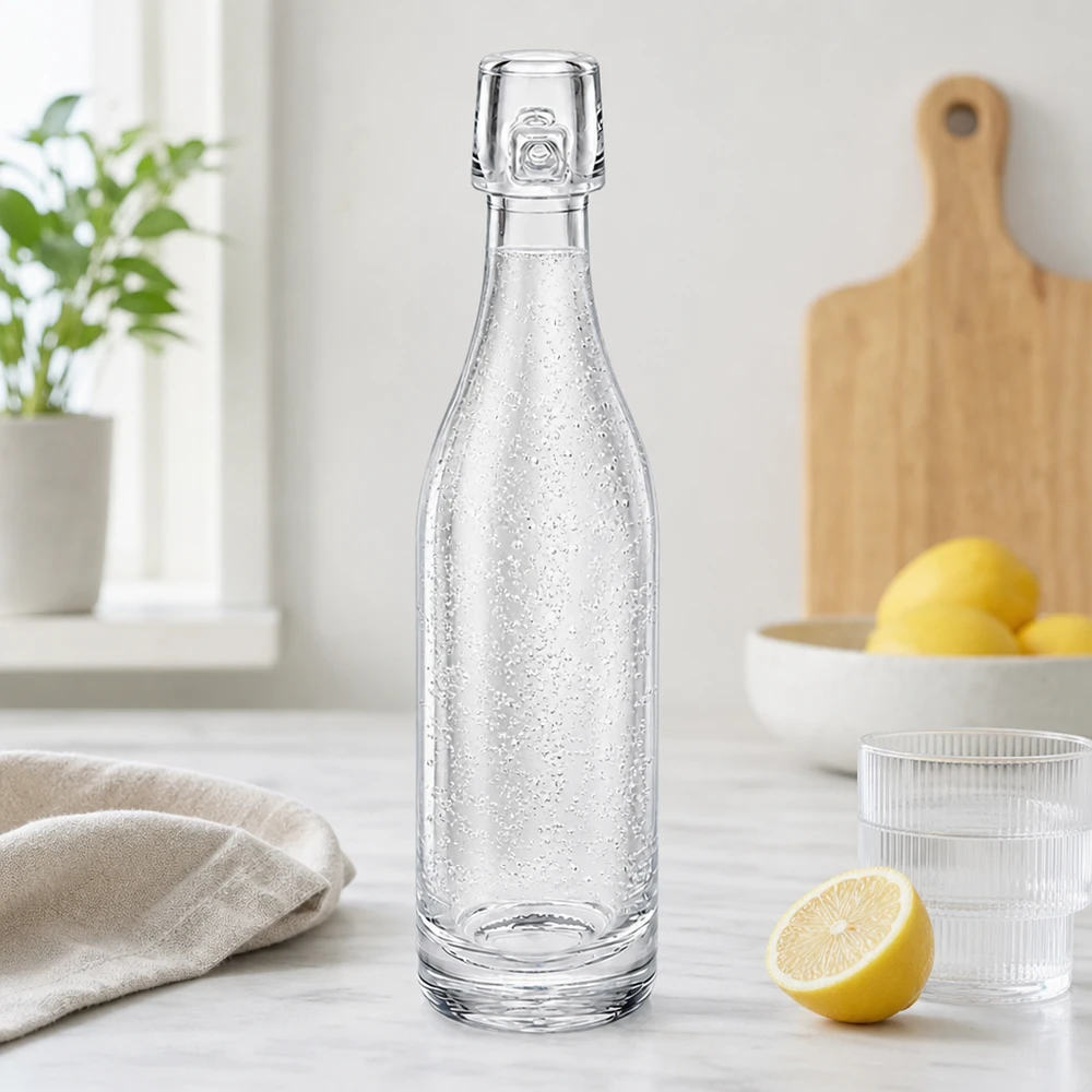 Skleněná lahvička 50 ml bez otočného uzávěru UNiTWIST 50ml Glasflasche UNiTWIST mit Sprudelwasser gefüllt in moderner Küche neben Zitronen und Gläsern weiße Arbeitsplatte