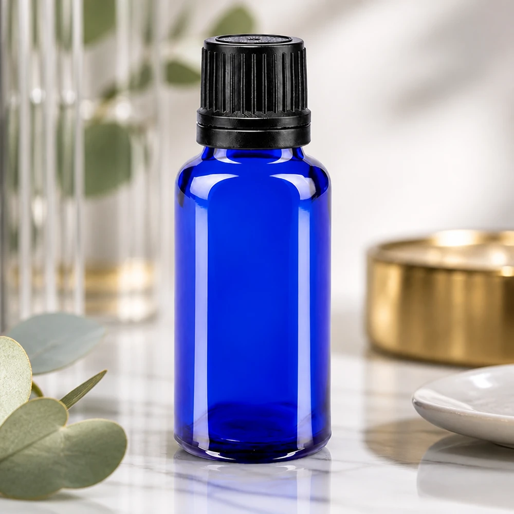 Hochwertige 20ml Tropfflasche in Blau aus ApoGlas mit geripptem schwarzen Schraubdeckel
