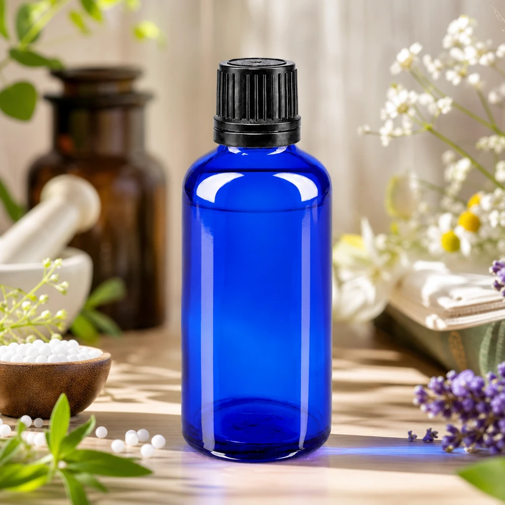 Lékárenská láhev modrá 50ml šroubovací uzávěr černý nalévací kroužek tamper evident uzávěr. 50ml kobaltblaue Apothekerflasche mit schwarzem 8mm Verschluss neben Bernsteinglas und Heilpflanzen
