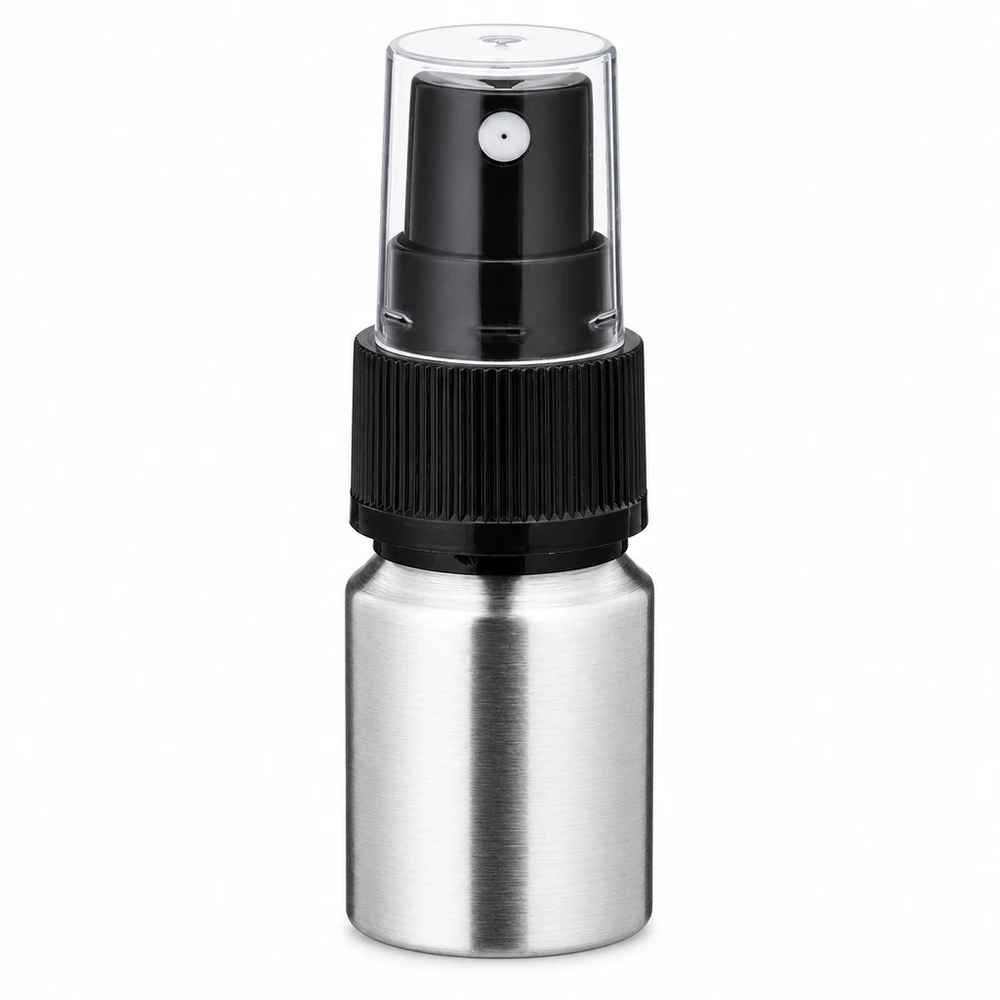 Hliníková leštěná lahvička o objemu 10 ml s rozprašovačem. Kompakte 10ml Sprayflasche Aluminium mit transparentem Schutzdeckel für sichere Aufbewahrung