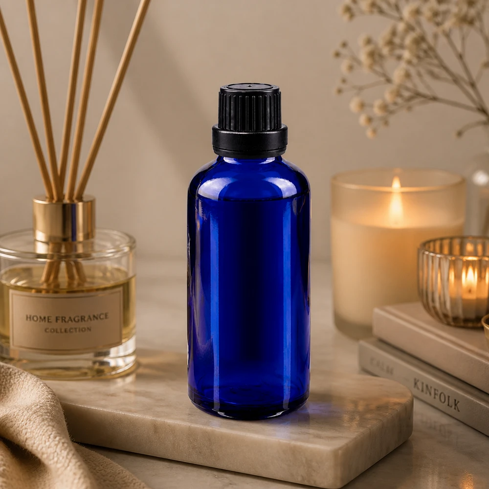 Lékárenská láhev modrá 50ml šroubovací uzávěr černá s ochranným uzávěrem proti neoprávněné manipulaci. 50ml blaue Pharmaglasflasche mit schwarzem 11mm Schraubverschluss in stilvollem Wohnambiente