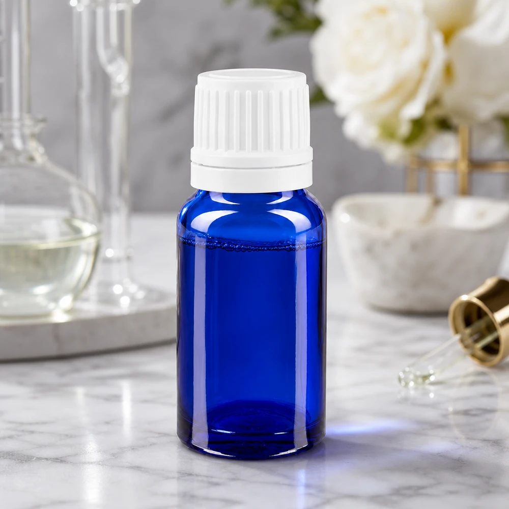 Lékárenská lahvička modrá 10ml kapací uzávěr 1,2mm bílý uzávěr s pojistkou proti manipulaci. Kleine Serumflasche aus kobaltblauem Apothekerglas mit geripptem Sicherheitsverschluss