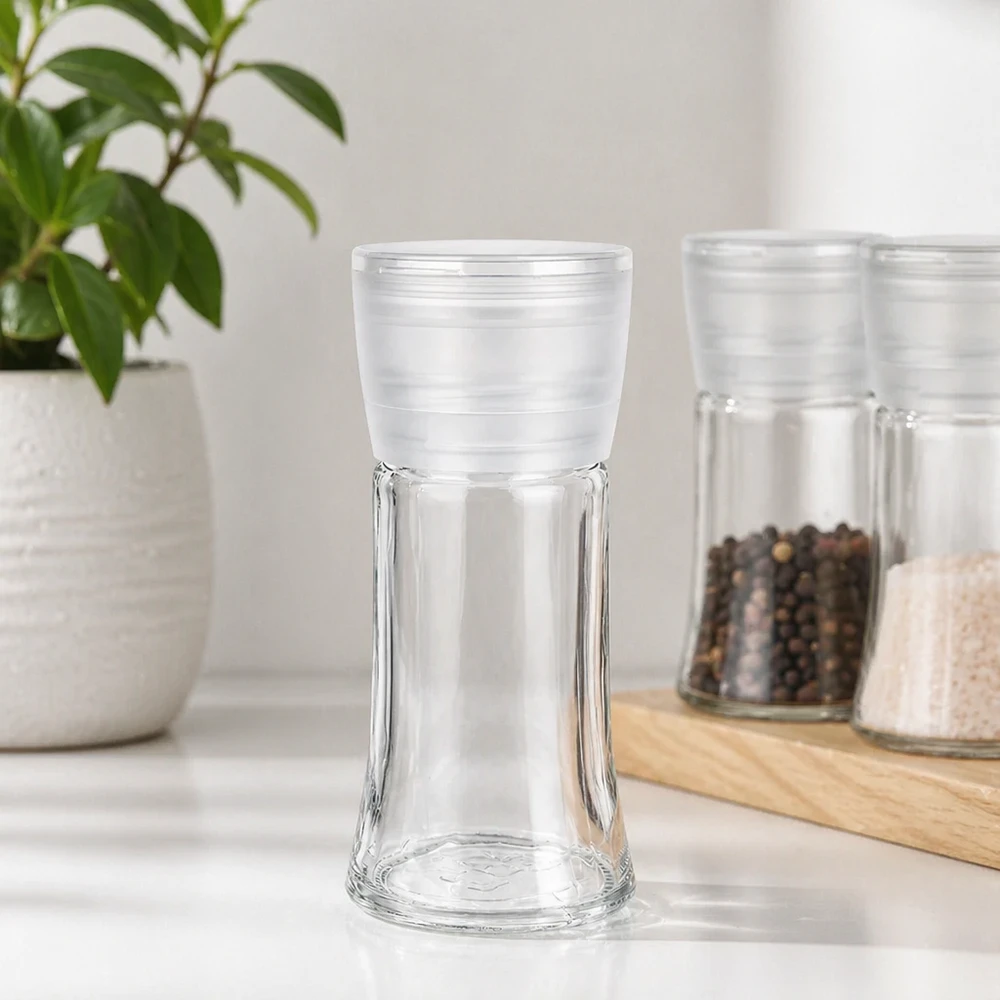 Sklenice na sůl/koření 95 ml s mlýnkem Vario bílá Gewürzglas-Set 95ml mit Mühle Vario weiss neben gefüllten Pfefferkörnern und Meersalzgläsern