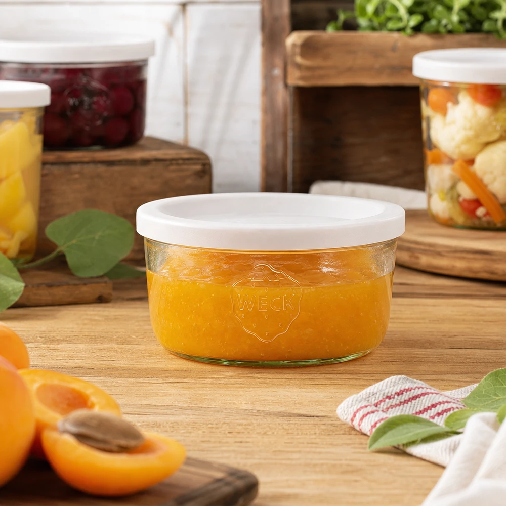 WECK 165ml Sturzglas befüllt mit orangener Marmelade in natürlicher Küchenumgebung mit Einmachgläsern im Hintergrund