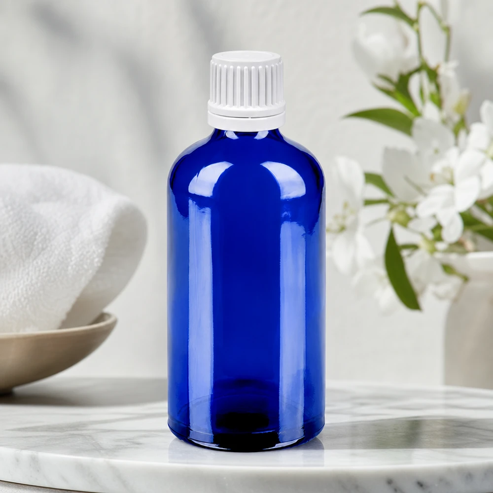 Stilvolle 100ml Glasflasche in Kobaltblau mit ergonomischem weißem Schraubverschluss für einfache Handhabung
