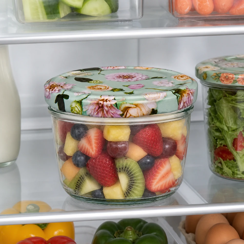 230ml kelímky + víčko BasicSeal flower mint UNiTWIST 230ml Sturzglas mit BasicSeal Deckel Blume mint gefüllt mit Obstsalat im Kühlschrank neben anderen Vorratsbehältern