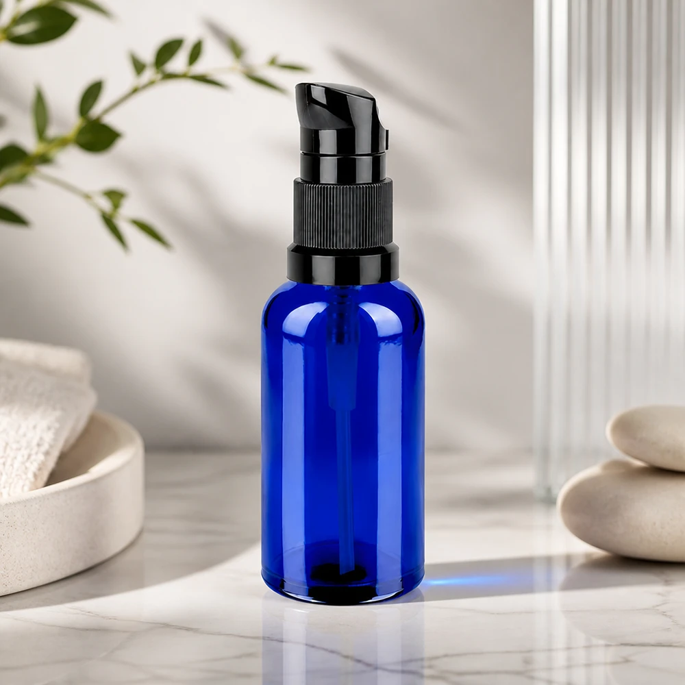 Stilvolle Glasflasche 50ml in Blau mit mattem schwarzem Pumpspender STD BlueLine UT18/50 Design