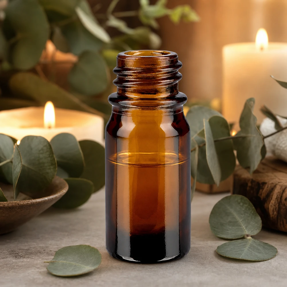 5ml braune Apothekenflasche ApoGlas mit Eukalyptus-Blättern und Kerzen für entspannende Aromatherapie-Anwendung