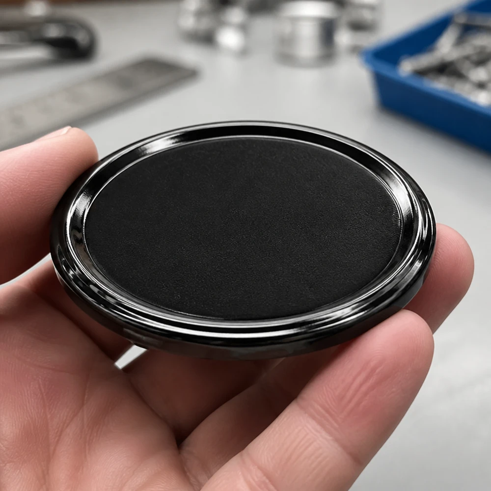 58 mm víčko BasicSeal, černé, TO58 UNiTWIST, lesklý kovový okraj – detailní pohled