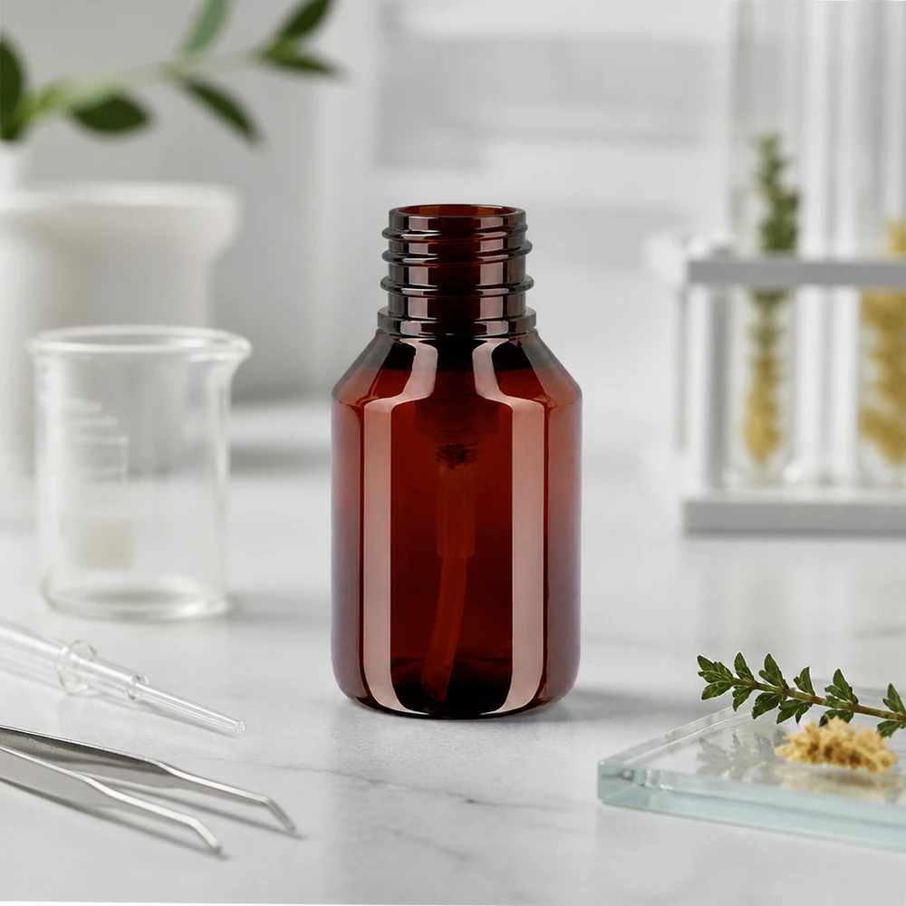 PET láhev 50ml s dávkovací pumpičkou černá Prázdná 50ml PET láhev jantarové barvy bez uzávěru na bílém mramorovém povrchu v laboratoři