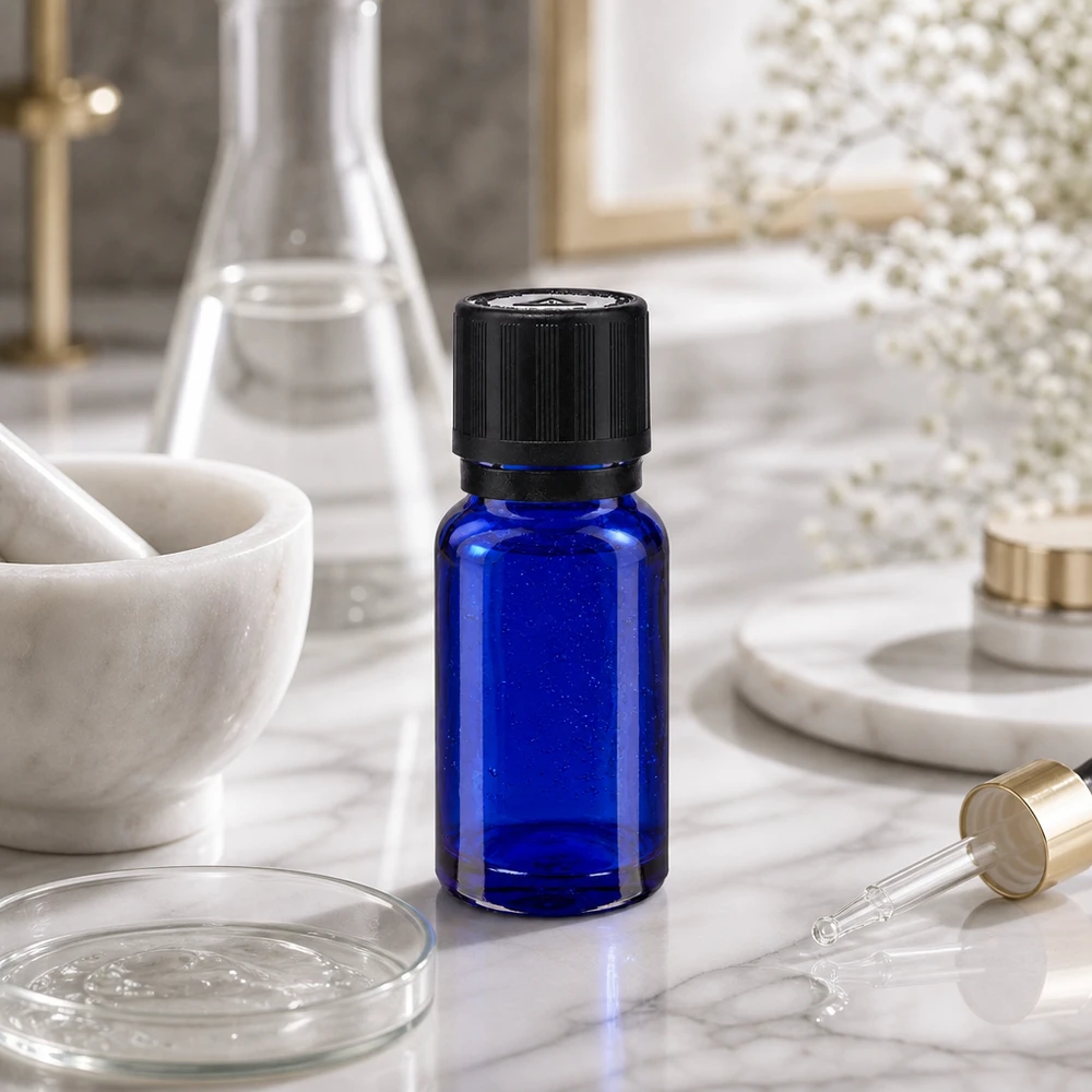 Lékárenská lahvička modrá 10ml kapací uzávěr nalévací kroužek 1mm černý dětský bezpečnostní zámek slepý výstražný symbol tamper evident uzá Kleine kobaltblaue Apo-Tropfflasche 10ml schwarzer Sicherheitsverschluss neben Glaskolben und Mörser