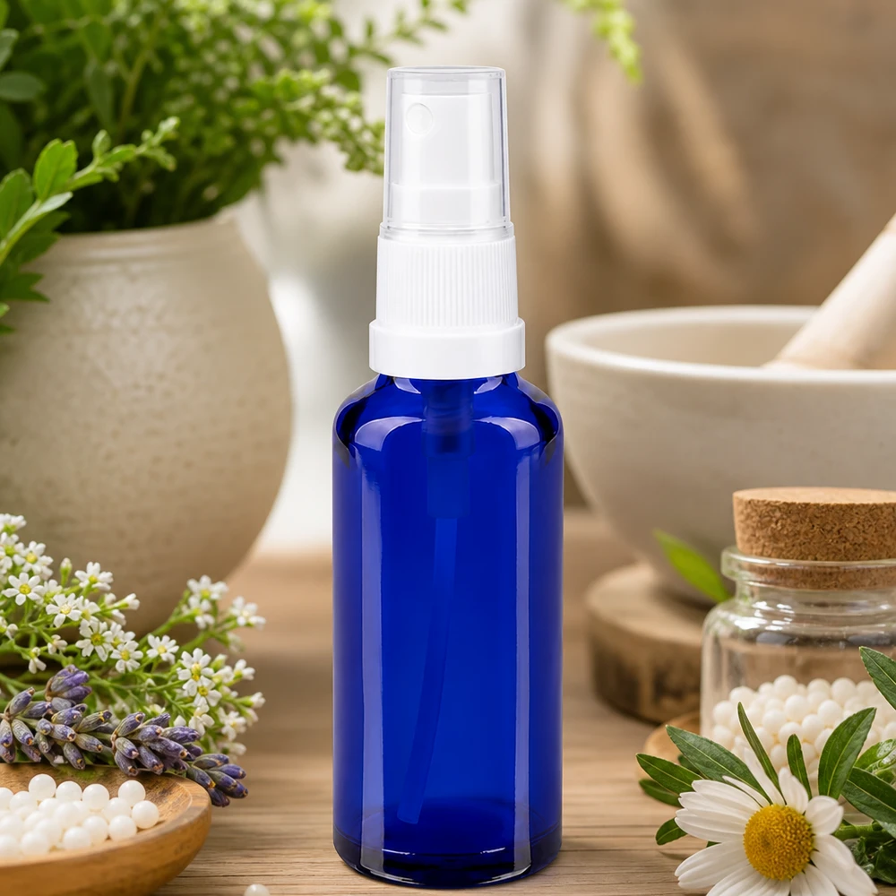 Lékárenská lahvička modrá 30ml s rozprašovačem bílá Zylindrische 30ml Sprühflasche aus UV-schützendem blauem Apothekenglas mit weißem Pumpkopf