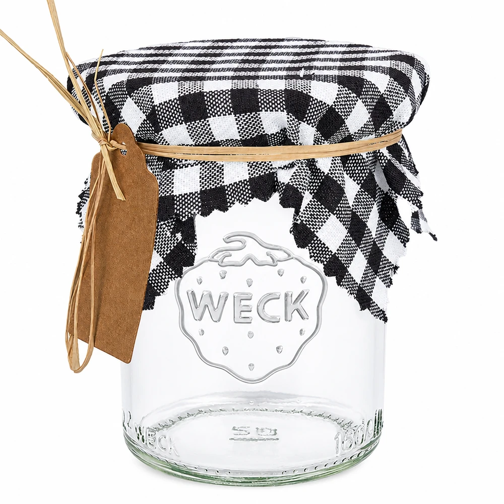 Weckglas mit schwarz-weiß kariertem Stoffdeckchen und Bast-Schleife, dekorative Aufbewahrung im Landhausstil