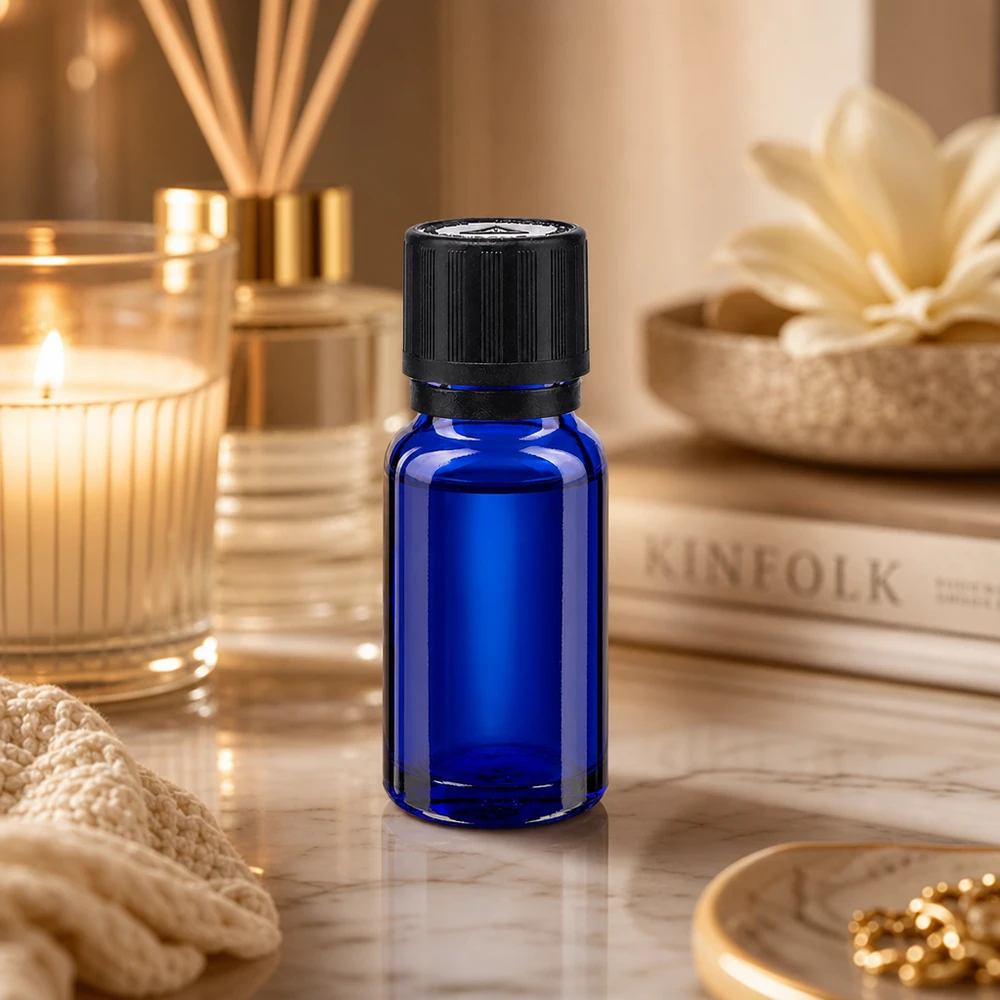 Lékárenská lahvička modrá 10ml kapací uzávěr nalévací kroužek 1mm černý dětský bezpečnostní zámek slepý výstražný symbol tamper evident uzá Kobaltblaue 10ml Dosierflasche mit Tropfer für ätherische Öle im hochwertigen Wohnambiente