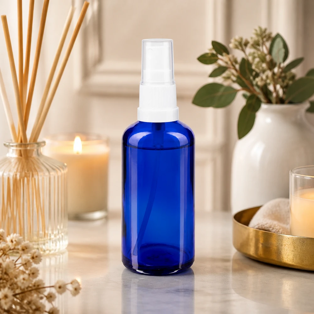 Kompakte kobaltblaue Apothekerglasflasche 50ml mit Feinnebel-Zerstäuber in Weiß