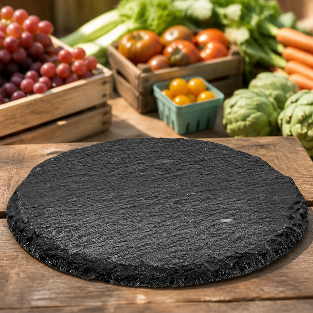 Runde Schieferplatte 15cm zwischen frischem Gemüse und Obst als natürliche Servierunterlage für Käse und Snacks