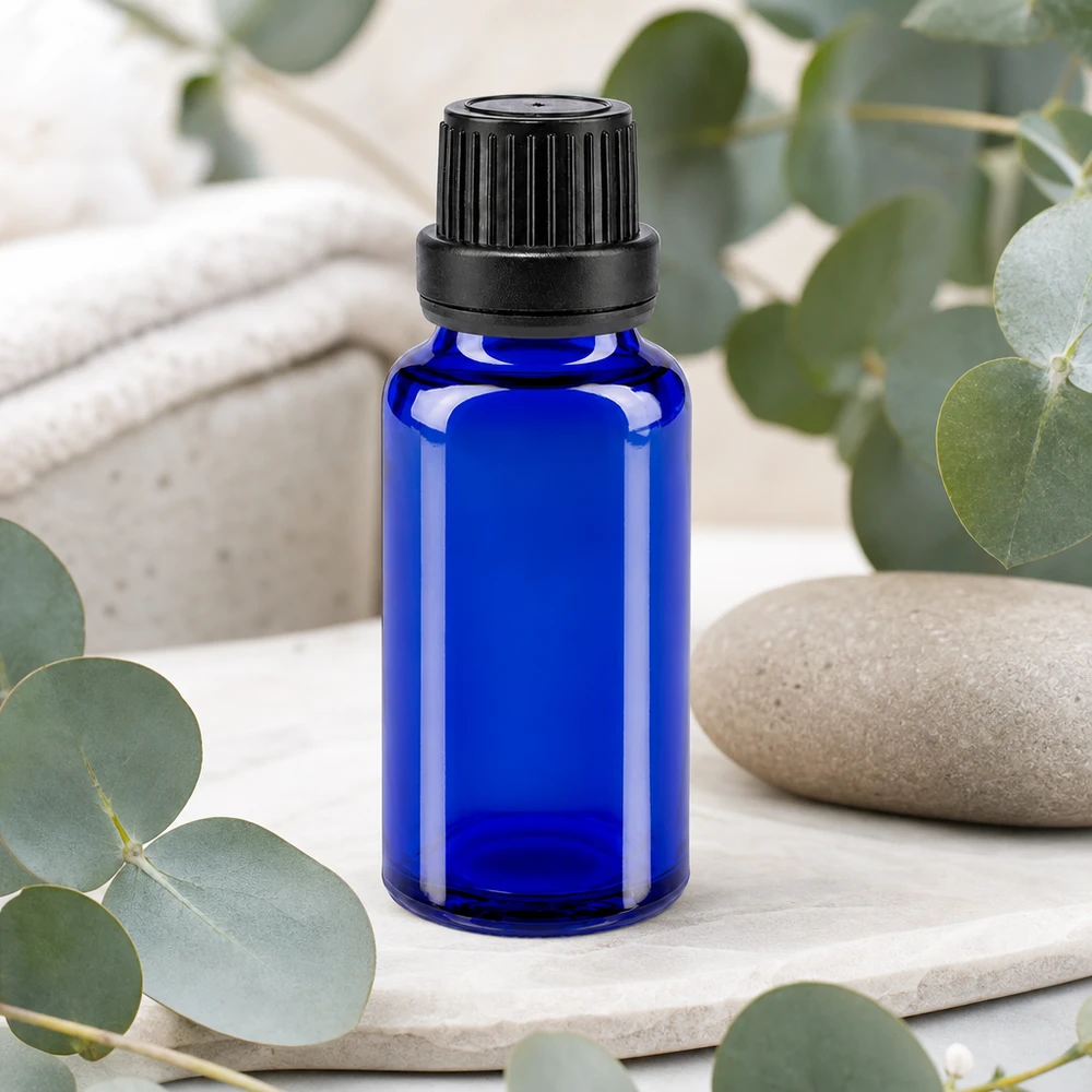 Lékárenská láhev modrá 20ml kapátko s nalévacím kroužkem 2mm černý tamper-evidentní uzávěr Lichtschutzflasche blau 20ml aus Borosilikatglas mit schwarzem Schraubaufsatz und Eukalyptus