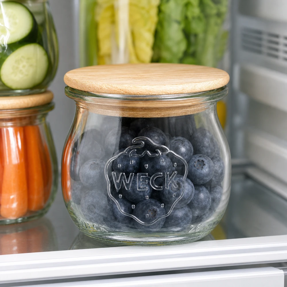 75ml tulipánová sklenice WECK RR40 s dřevěným víčkem WECK Tulpenglas RR40 75ml mit Holzdeckel gefüllt mit Heidelbeeren im Kühlschrank neben anderen Vorratsgläsern