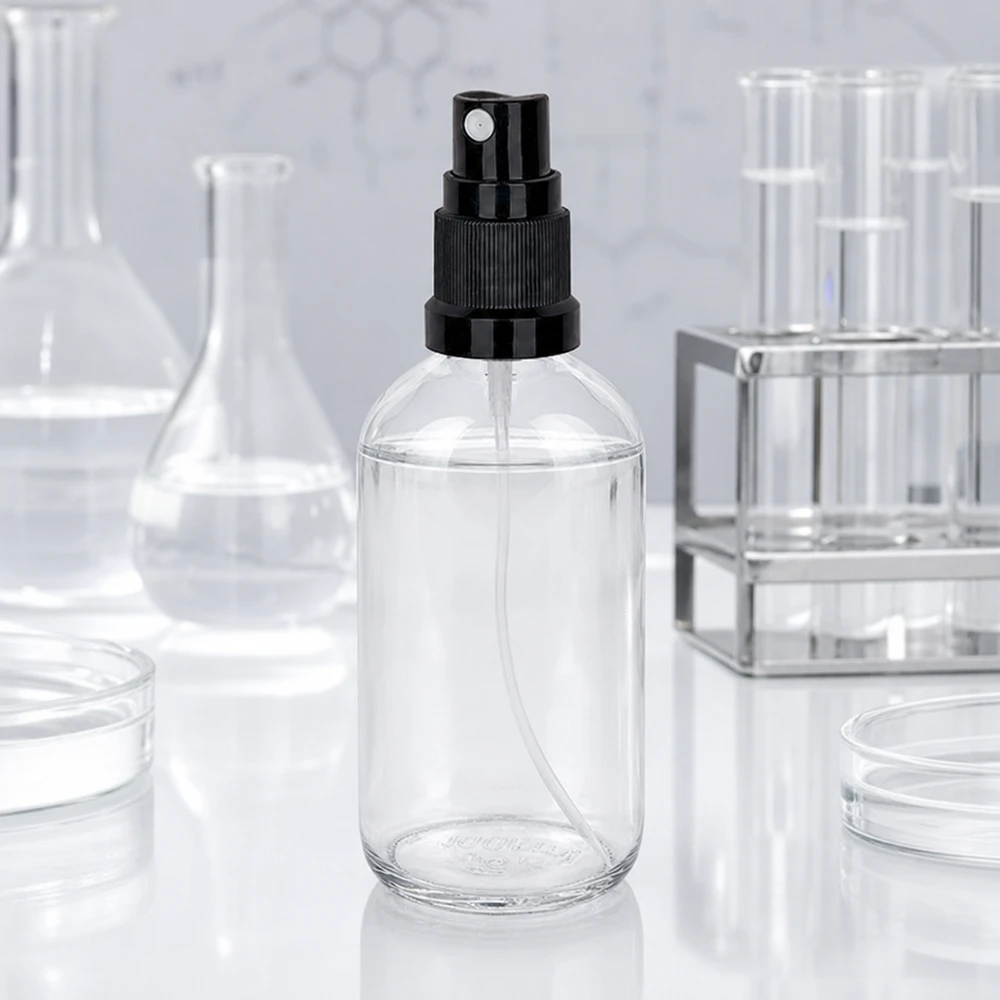 Kompakte 100ml Apothekerflasche aus Klarglas mit schwarzem Sprühkopf im Laborstudio