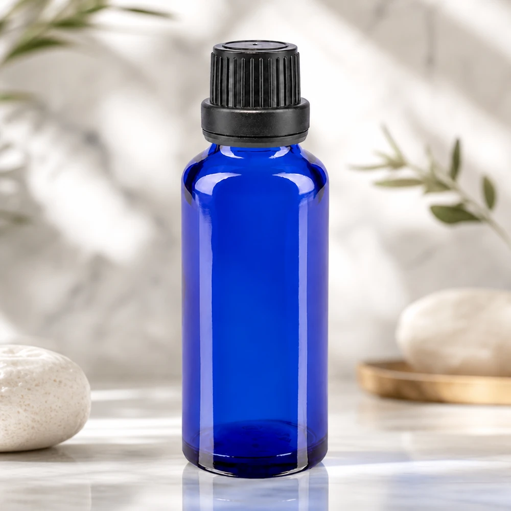 Lékárenská láhev modrá 30ml šroubovací uzávěr černá těsnicí vložka tamper evident uzávěr. Nachfüllbare 30ml Blauglasflasche mit Lichtschutz und schwarzem OV Verschluss für Hydrolate