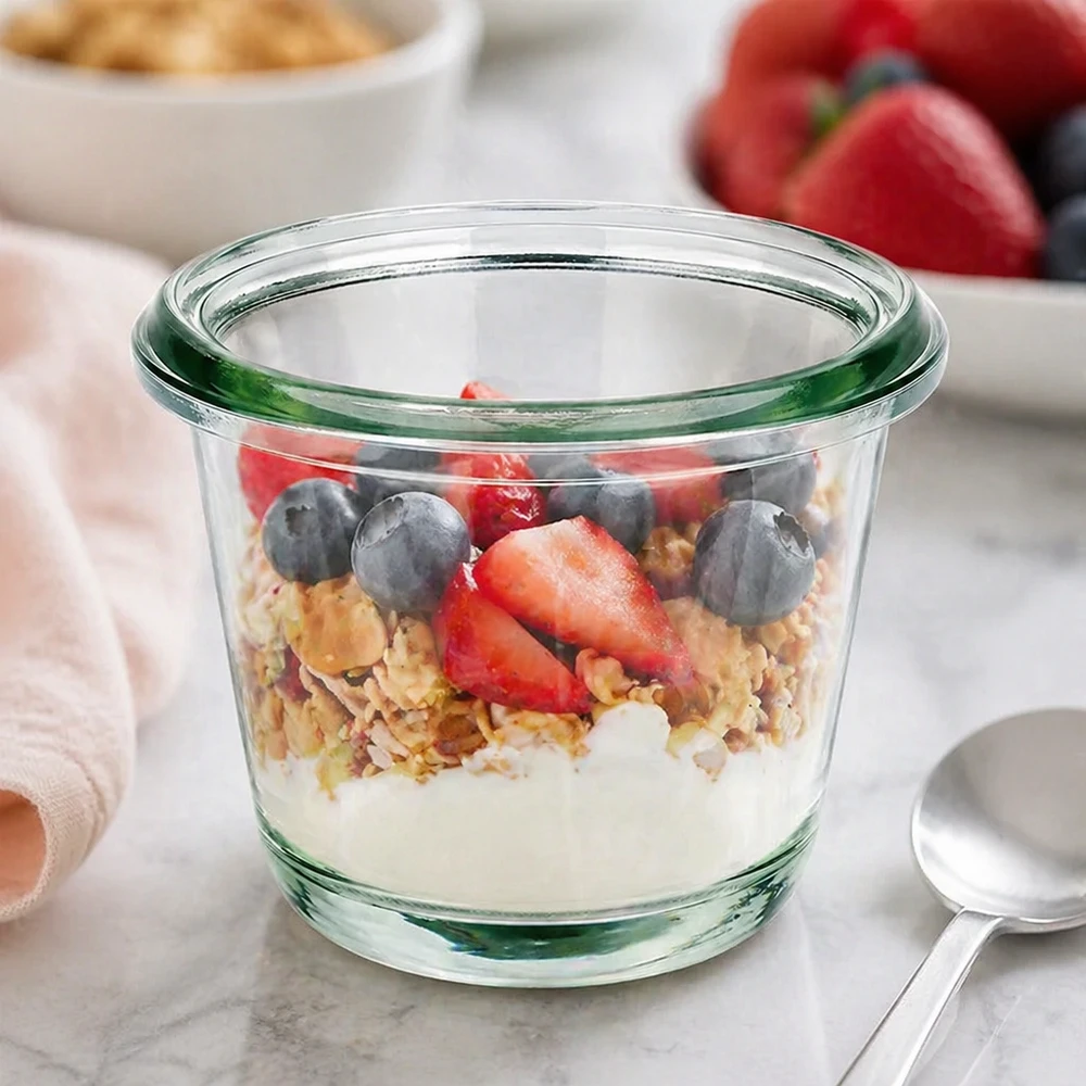 80ml sklenice na gurmánský nápoj WECK RR60 WECK Gourmetglas RR60 80ml als Müslischale mit Joghurt Granola und frischen Beeren auf Küchenarbeitsplatte