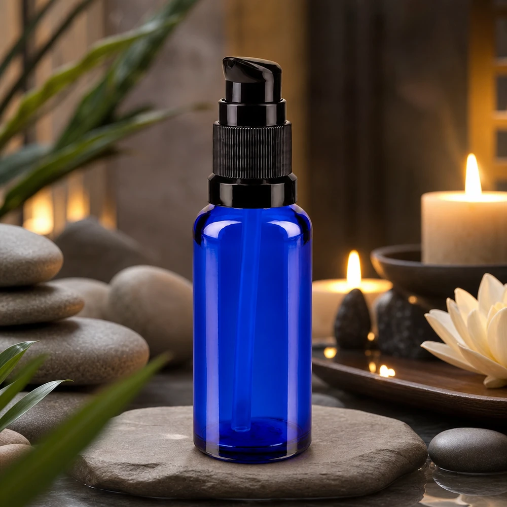 Lékárenská láhev modrá 30ml pumpovací uzávěr černý standardní Dunkelblaue 30ml Flasche mit schwarzer Dosierpumpe im stimmungsvollen Kerzenlicht