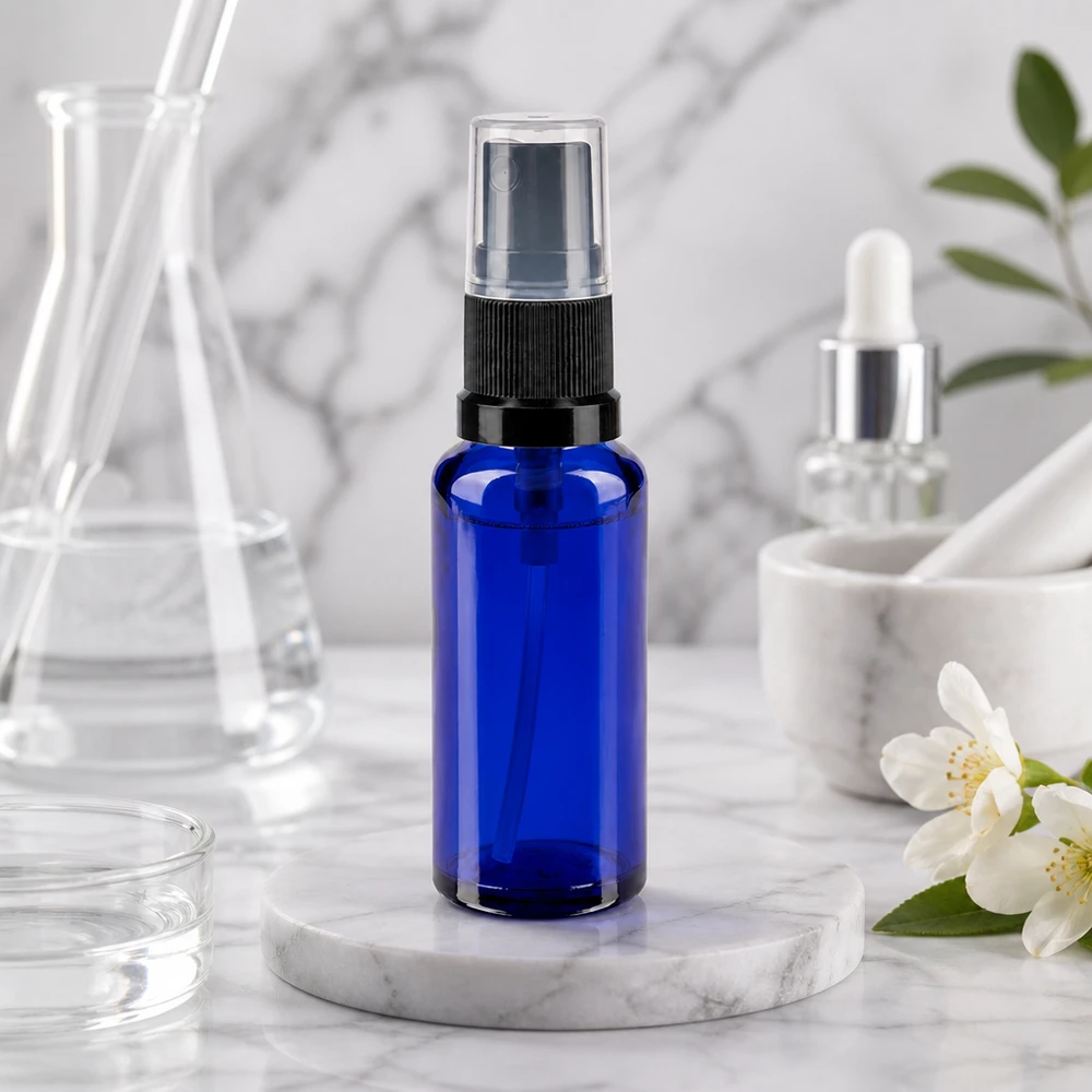 Kompakte blaue 30ml Glassprayflasche mit Zerstäuberpumpe neben Erlenmeyerkolben und Pipette
