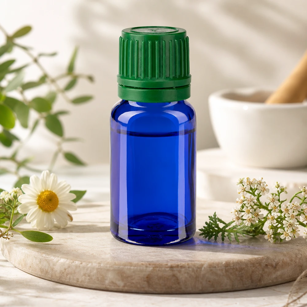Elegante 10ml Kobaltblaue Flasche mit kontrastierendem grünem Deckel als Designelement
