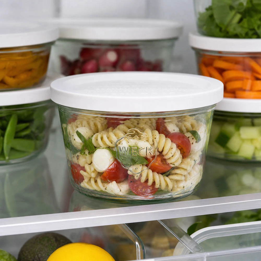 Zavařovací sklenice 370ml se skleněným víčkem WECK RR100 pro zachování čerstvosti. WECK Sturzglas 370ml RR100 mit Nudelsalat gefüllt im Kühlschrank zur frischen Aufbewahrung von Lebensmitteln