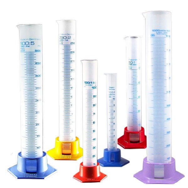 Sada odměrných lahví (6 odměrných lahví o objemu 10-1000 ml). Sada odměrných lahví (6 odměrných lahví o objemu 10-1000 ml).