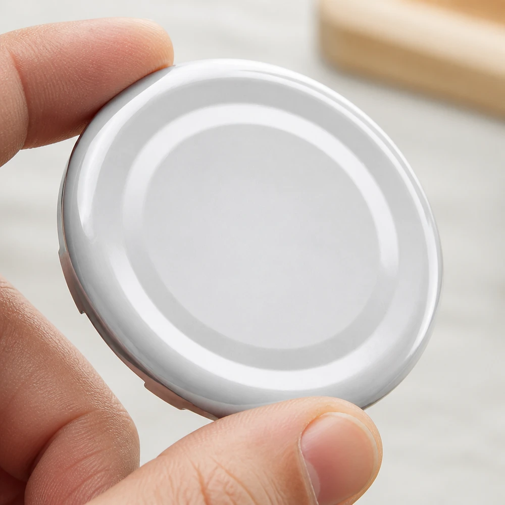 Detailní záběr bílého šroubovacího uzávěru TO43 o průměru 43 mm BasicSeal UniTwist s hladkým povrchem
