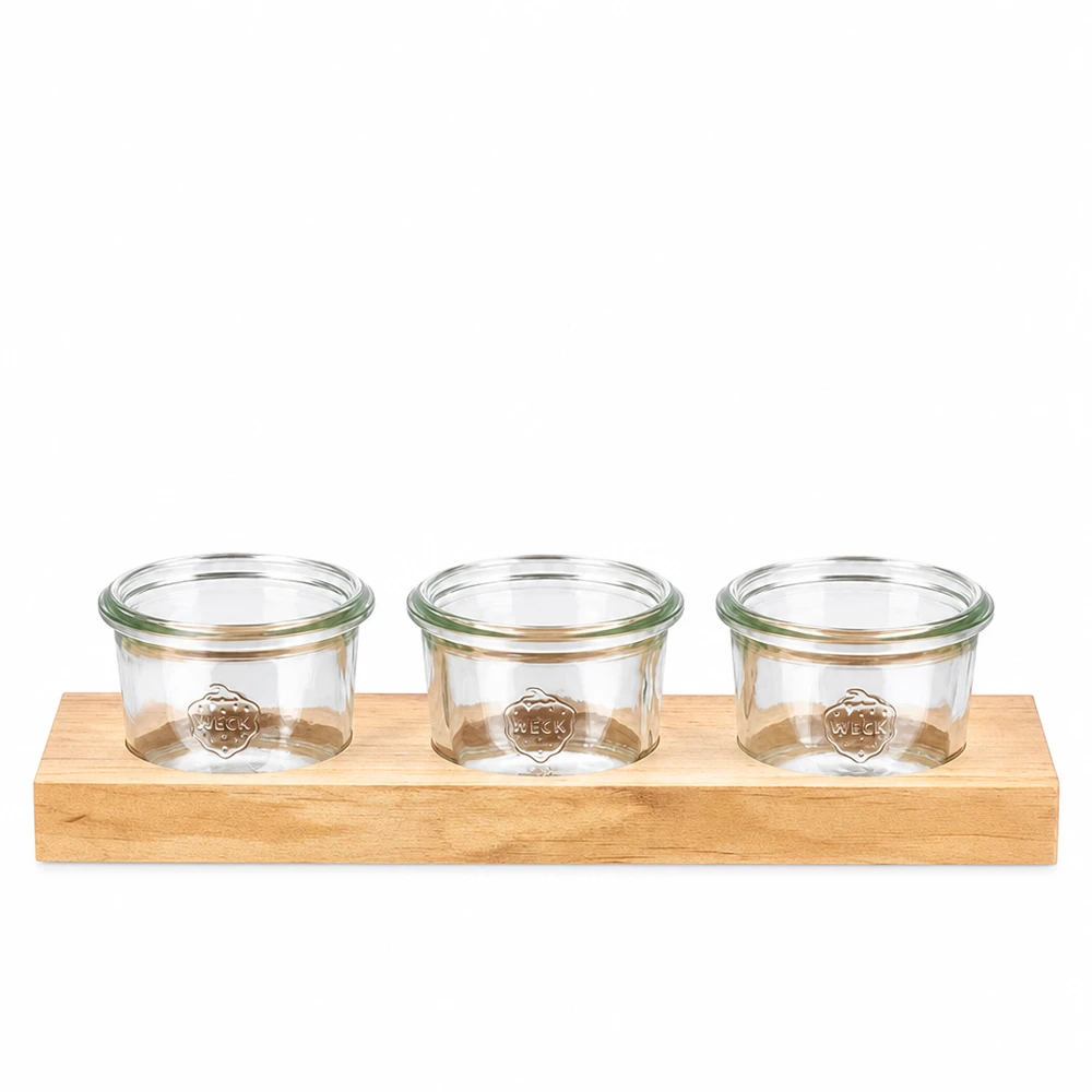 Servírovací prkénko Plano3 se 3 kelímky Weck o objemu 80 ml. Servierbrett Plano3 aus Holz mit 3 Weck Sturzgläsern 80ml für Dips Gewürze und Snacks