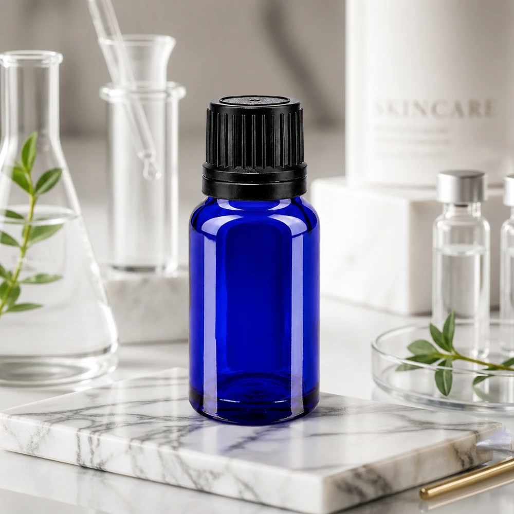Lékárenská láhev modrá 10ml šroubovací uzávěr černý nalévací kroužek nedotknutelný uzávěr. 10ml UV-Schutzflasche in Blauglas mit schwarzem Verschluss zwischen klaren Laborflaschen