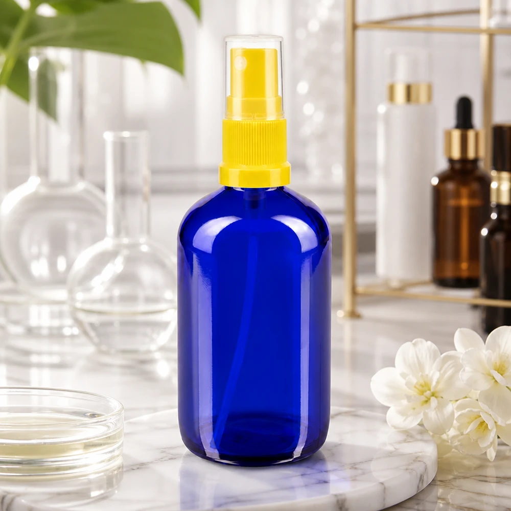 Nachfüllbare Glassprayflasche 100ml in Blau mit gelbem Sprühaufsatz für Kosmetikprodukte