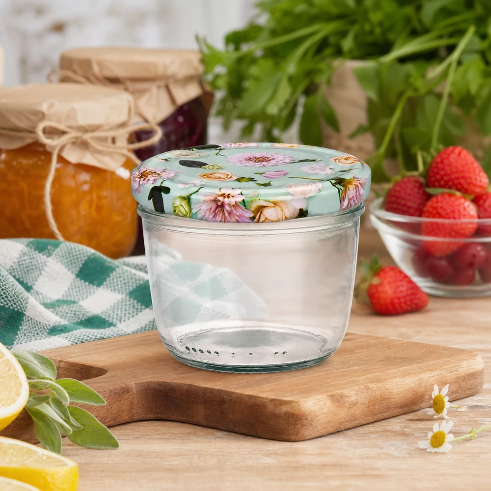 230ml Sturzglas mit floralem BasicSeal Deckel auf Holzbrett, Küchenszene mit Marmelade Erdbeeren und Kräutern