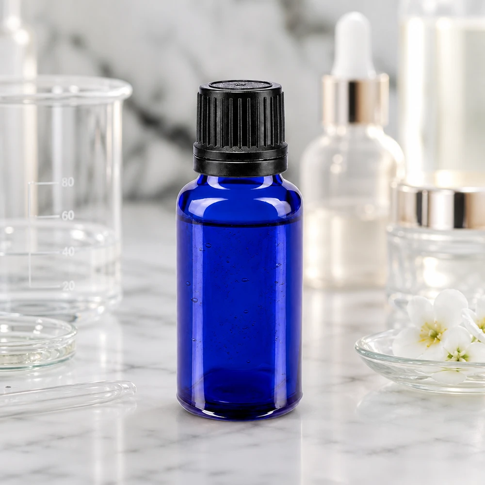 Dunkelblaue 20ml Flasche aus Apothekerglas mit 8mm Ausgießer zwischen Serumflaschen