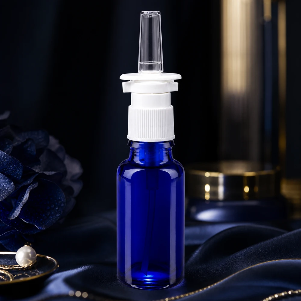 Lékárenská lahvička modrá 20ml nosní rozprašovač bílá stř. Hochwertige 20ml kobaltblaue Nasensprayflasche mit weißem Dosierpumpkopf ApoGlas Standard