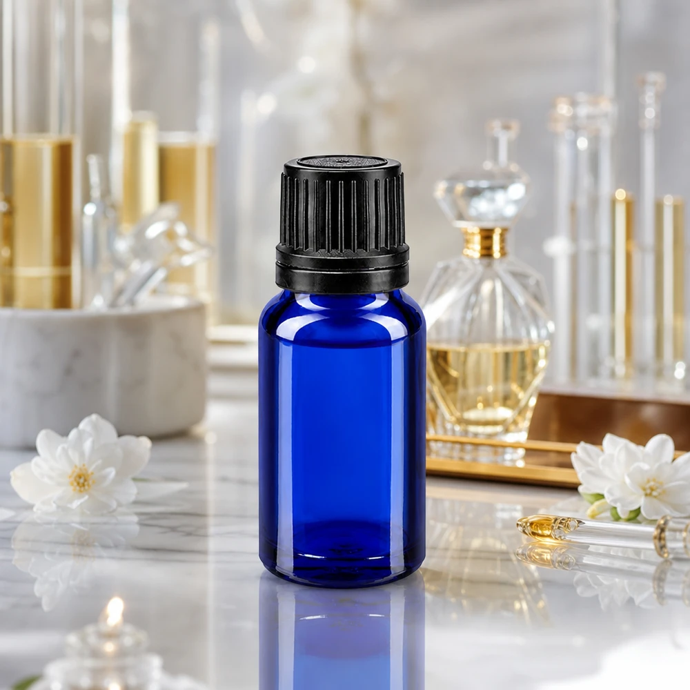 Lékárenská lahvička modrá 10ml kapací uzávěr nalévací kroužek 1mm černý uzávěr proti neoprávněné manipulaci. Manipulationssichere 10ml Tropfflasche Apothekenglas blau mit 1mm Einsatz für Naturkosmetik
