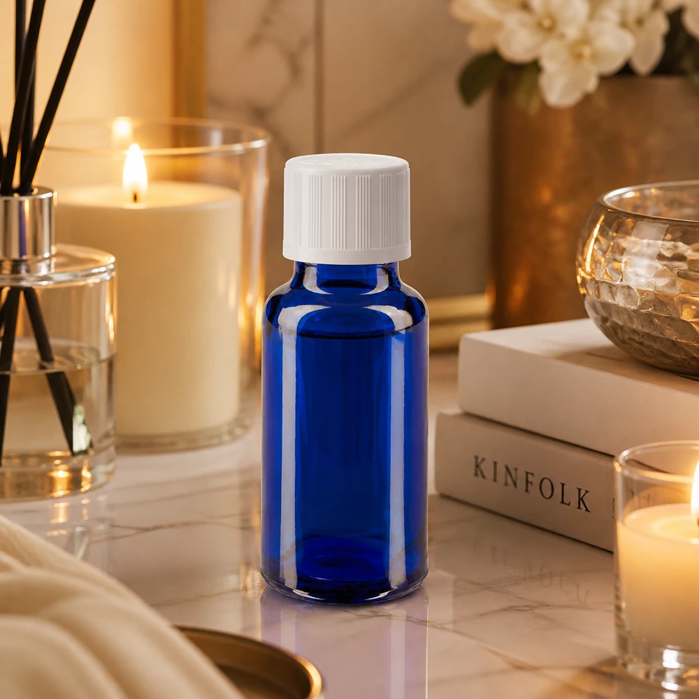 Lékárenská lahvička modrá 20ml šroubovací uzávěr bílý standard odolný proti otevření dětmi. Blaue Phiole 20ml mit weißem Schraubverschluss auf Marmoroberfläche mit Kerzenlicht