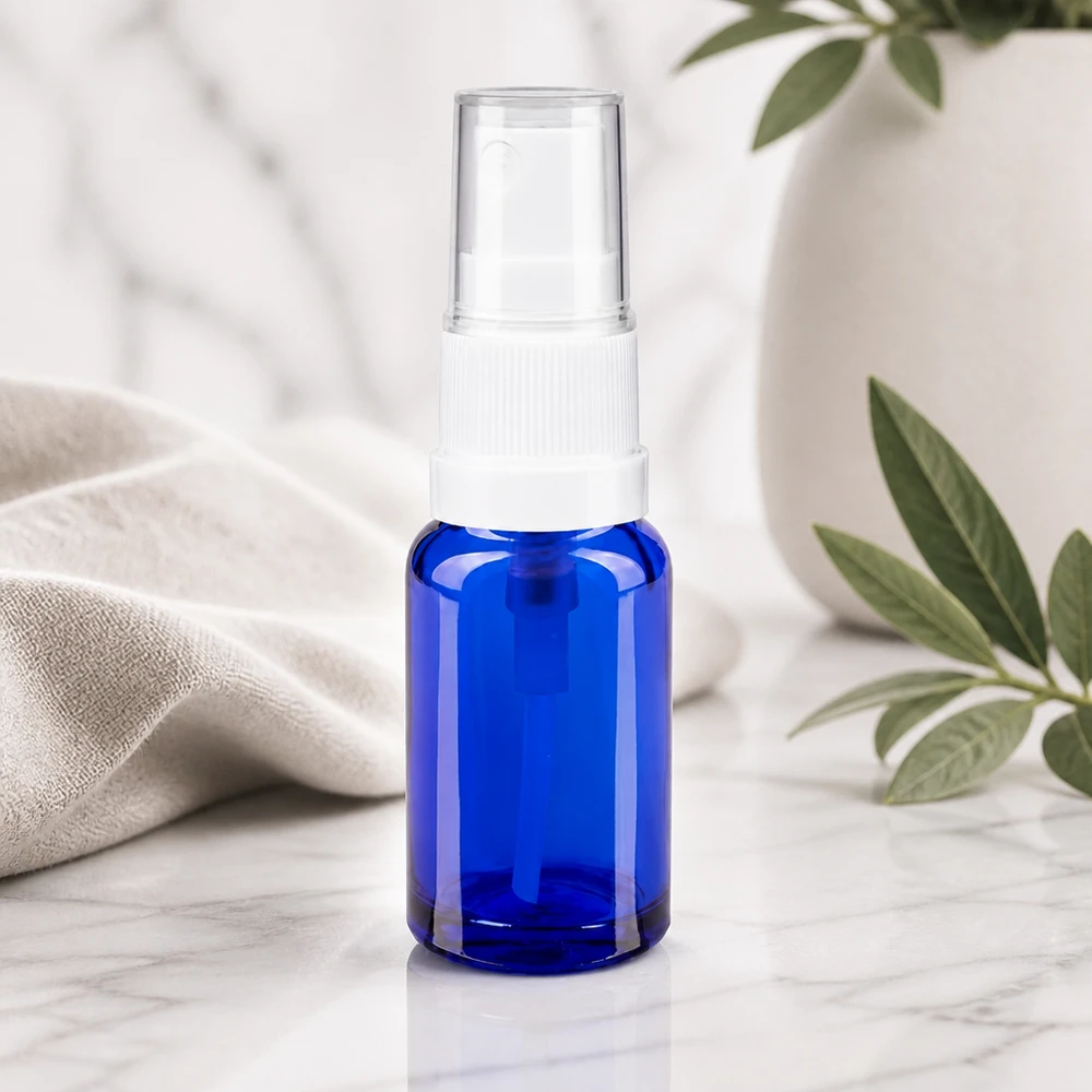 Lékárenská lahvička modrá 10ml s rozprašovacím víčkem bílá Lichtschutzflasche 10ml in Blau mit weißem Feinstzerst äuber für empfindliche Wirkstoffe