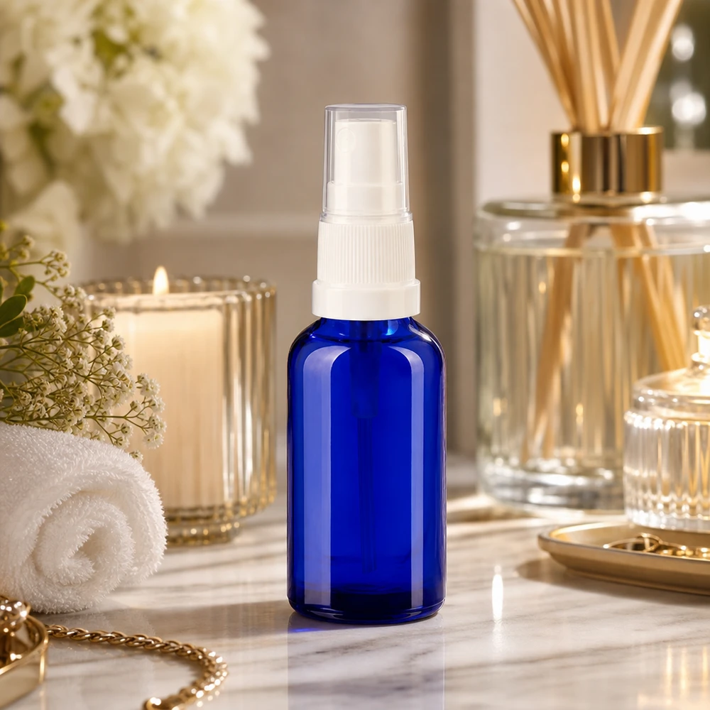 30ml lahvička s rozprašovačem bílá/transparentní standardní uzávěr BlueLine UT18/30 30ml Sprayer-Flasche aus hochwertigem blauen Glas mit ergonomischem Design für einfache Handhabung