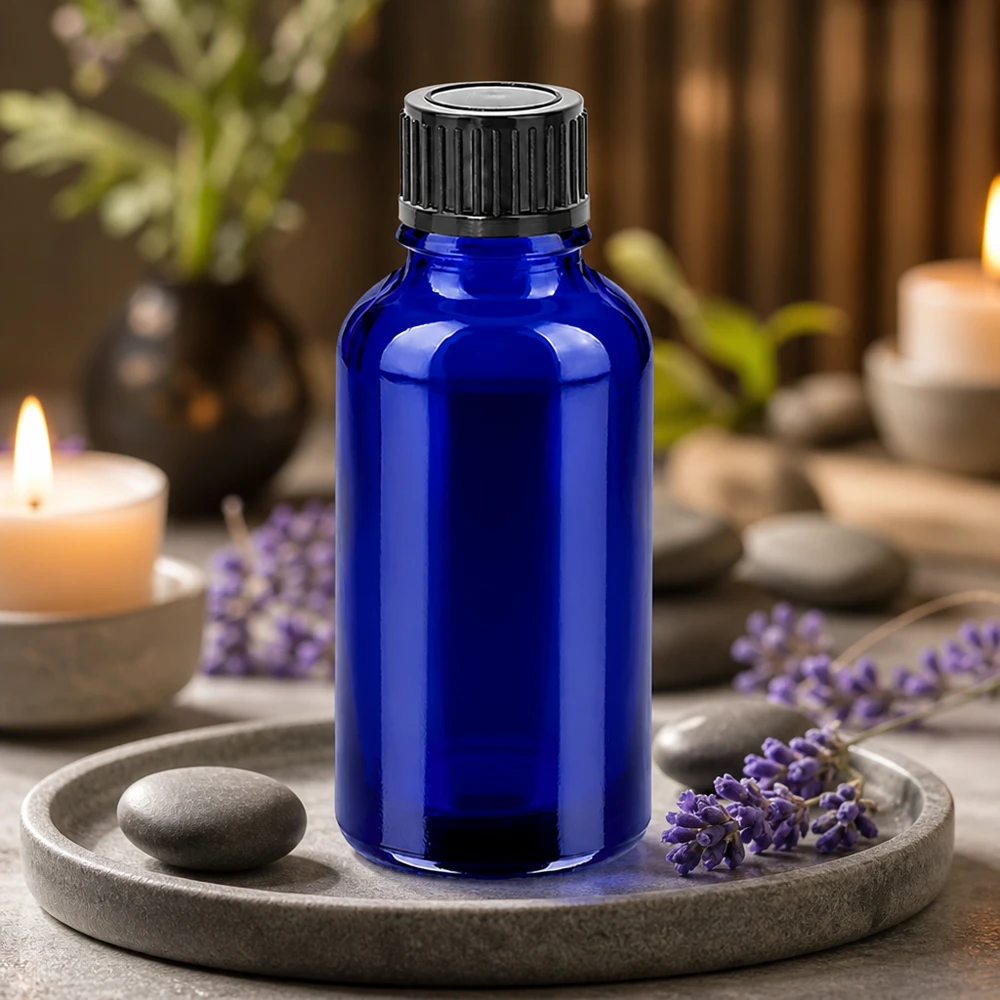 Handliche 30ml blaue Glasflasche mit griffigem schwarzen Verschluss für einfache Handhabung