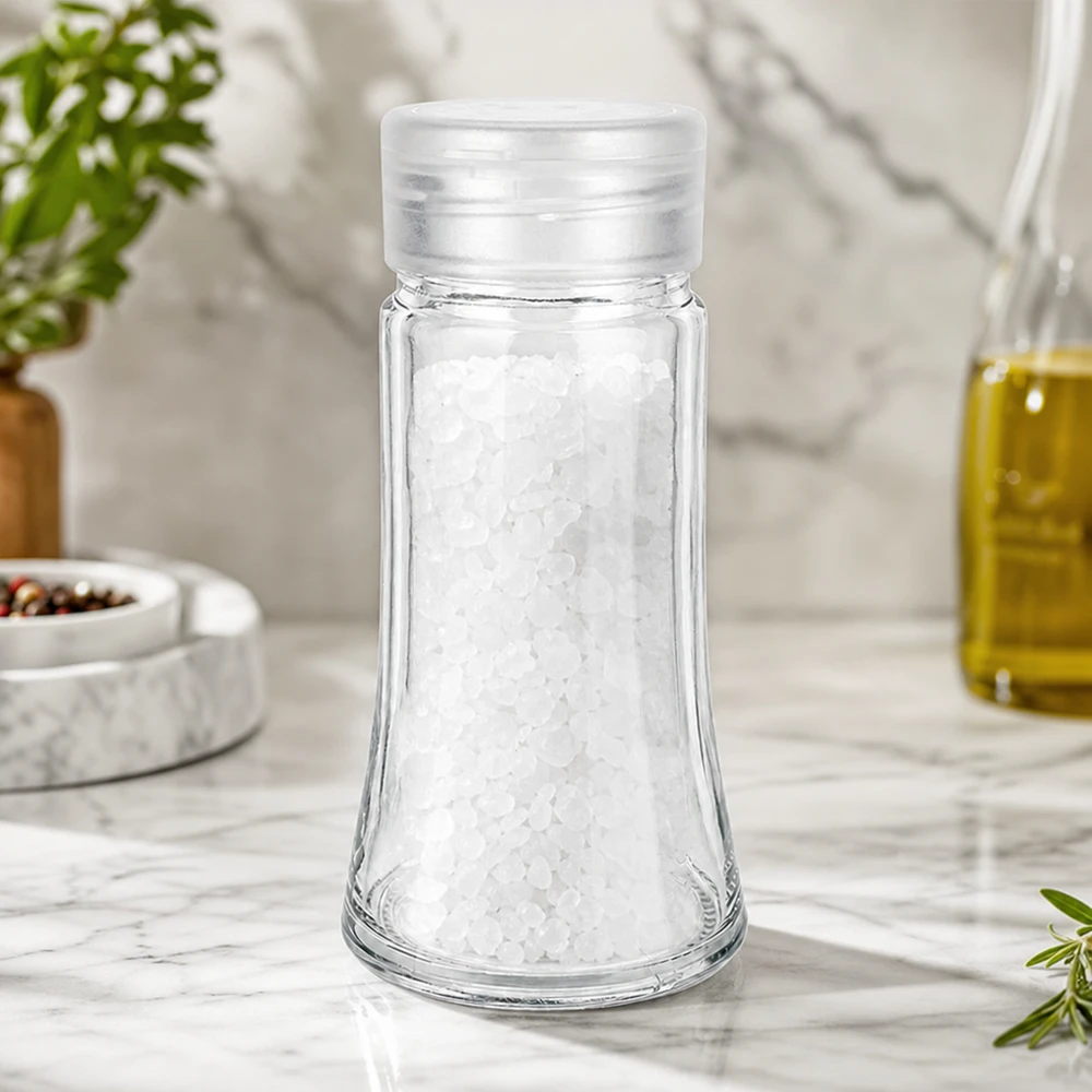 Dóza na sůl/koření 95ml s šejkrem bílá Nachfüllbares Salzglas mit Streuerdeckel in moderner Küchenumgebung mit Marmor