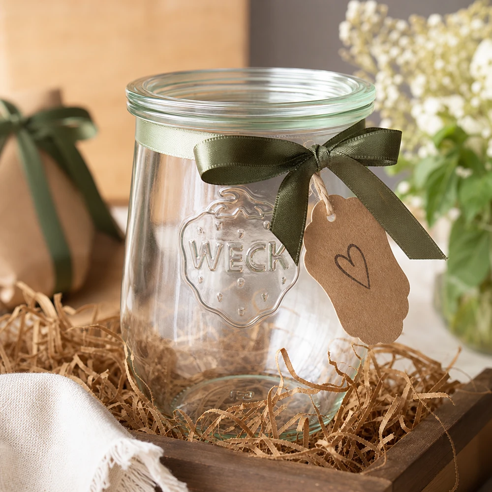 1062ml sklenice na tulipány se skleněným víčkem WECK RR100 WECK Tulpenglas 1062ml RR100 Glasdeckel Geschenkverpackung grüne Schleife Anhänger Bastmaterial Dekoration