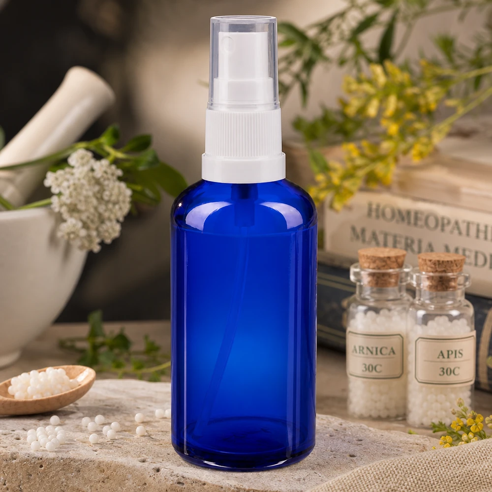 Lékárenská lahvička modrá 50ml s rozprašovacím víčkem bílá Blaues 50ml Apothekerglas mit weißem Sprühkopf neben Mörser und Heilpflanzen