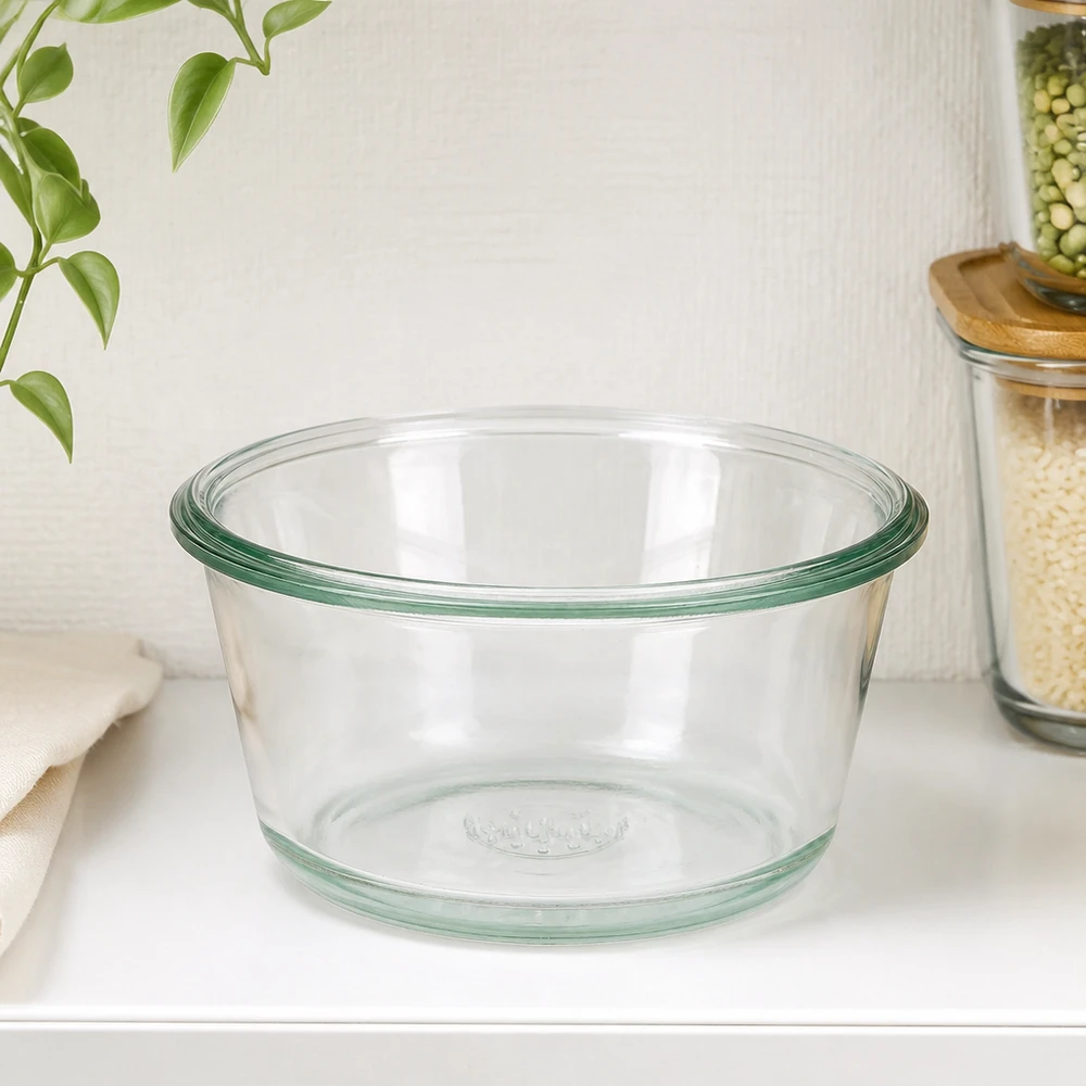 290ml sklenice na šťávu WECK RR100 pro labužníky. WECK RR100 290ml Gourmetglas leer auf weißer Küchenarbeitsplatte neben Vorratsgläsern und grüner Pflanze