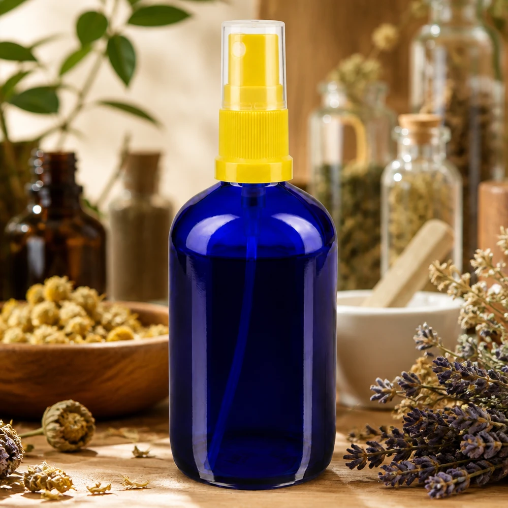 Lékárenská lahvička modrá 100ml s rozprašovacím uzávěrem žlutá Apothekerglas Sprayflasche 100ml in Blau mit goldenem Zerstäuber auf Holz mit Trockenblumen
