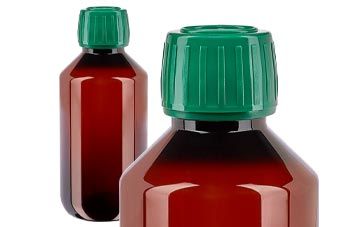 Hnědé PET lahvičky na léky se zeleným uzávěrem